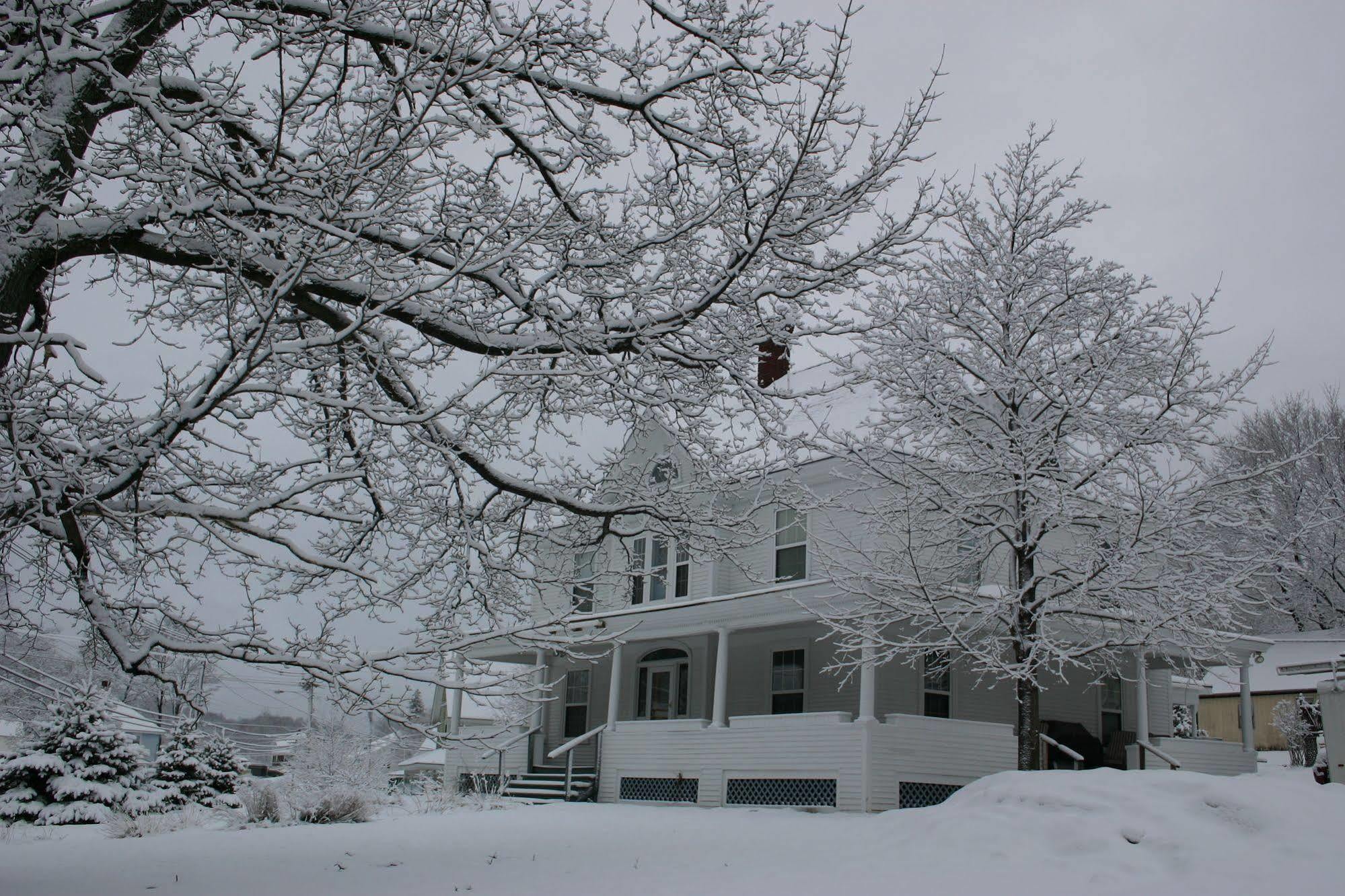 The Young House Bed And Breakfast Millinocket Exterior photo